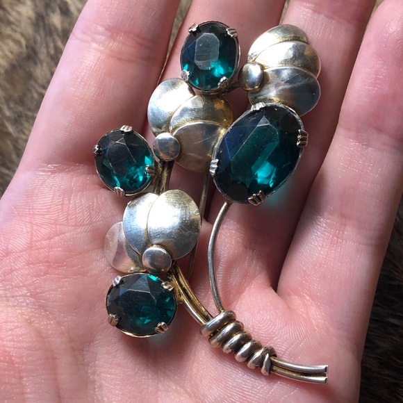Jewelry - Vintage sterling silver emerald green rhinestone flower bouquet brooch